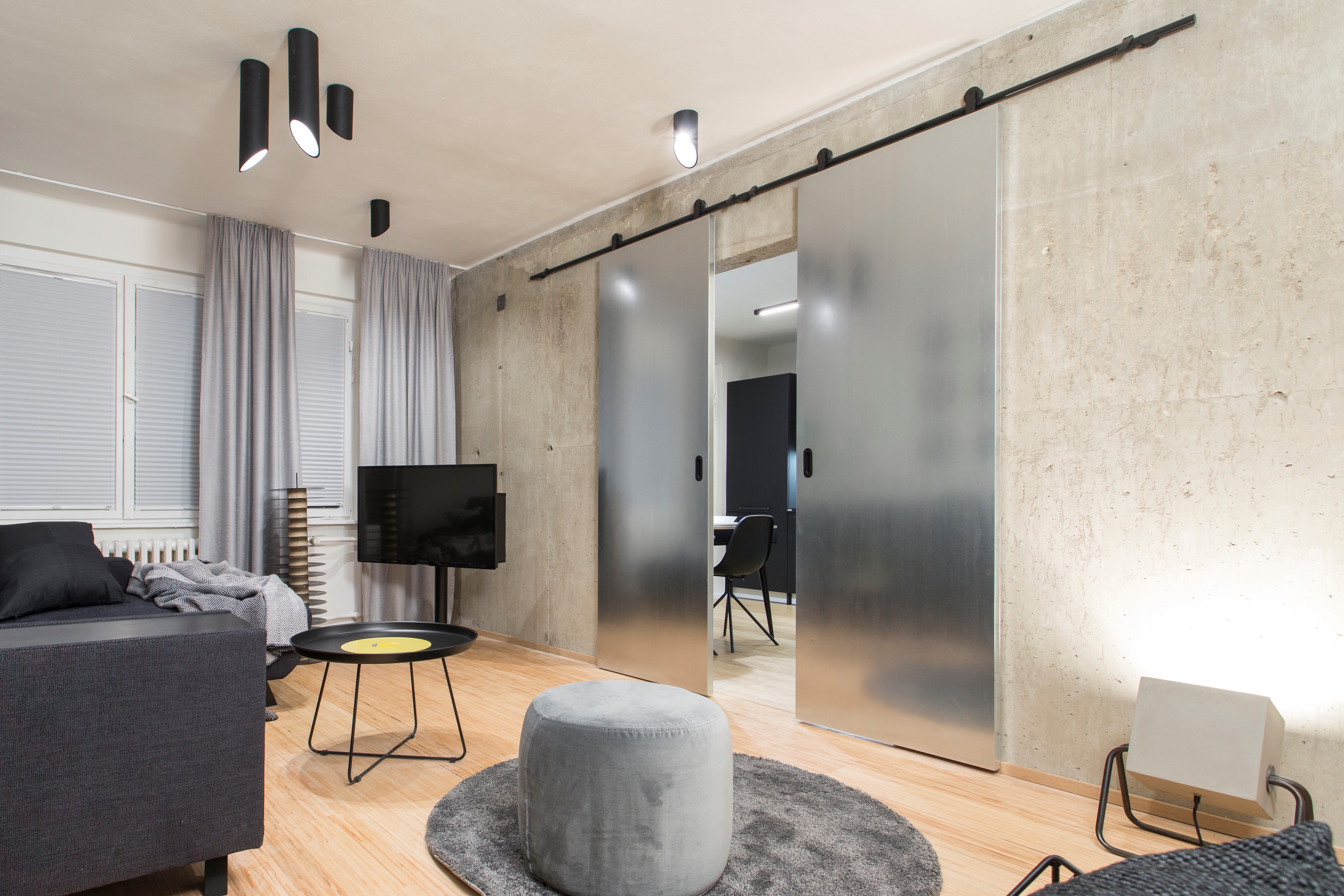 Interiérové dveře posuvné na zeď dvoukřídlé ocelové v minimalistické garnýži 