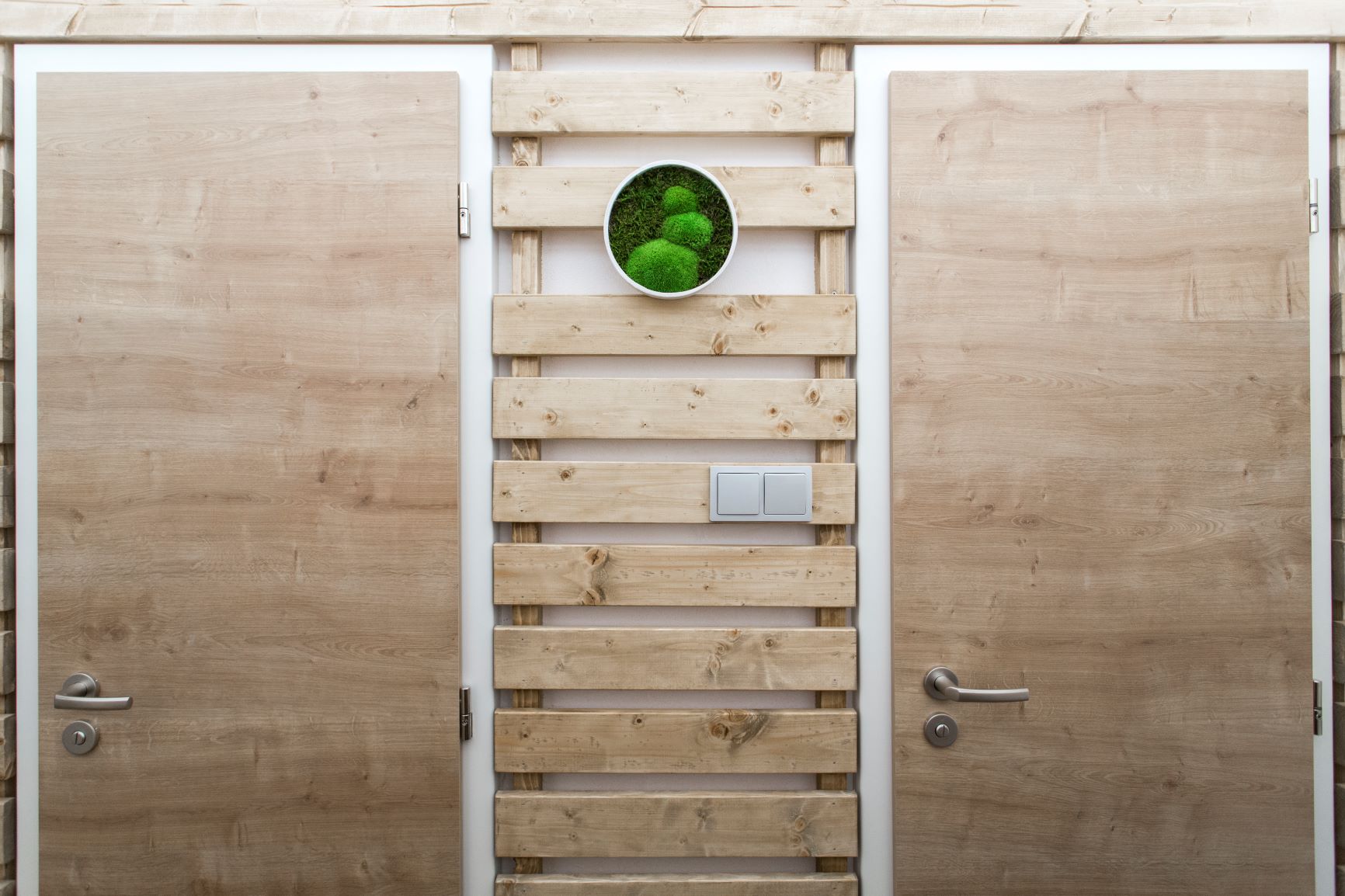 Plné dveře v dekoru CPL dub sukatý v přírodně laděném bytě