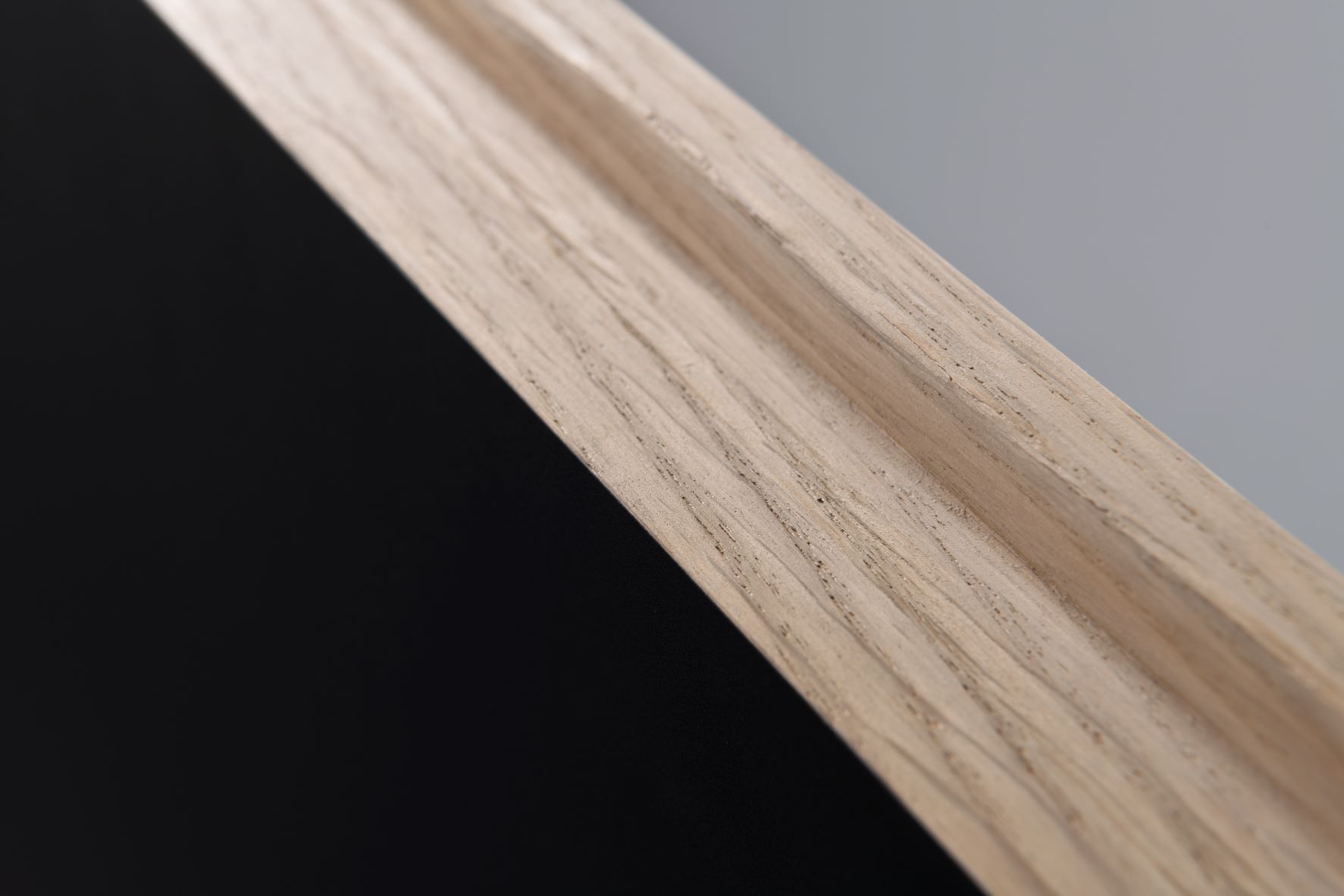 Detail hrany dvěří v dekoru dřeva na perfectsence topmatt 