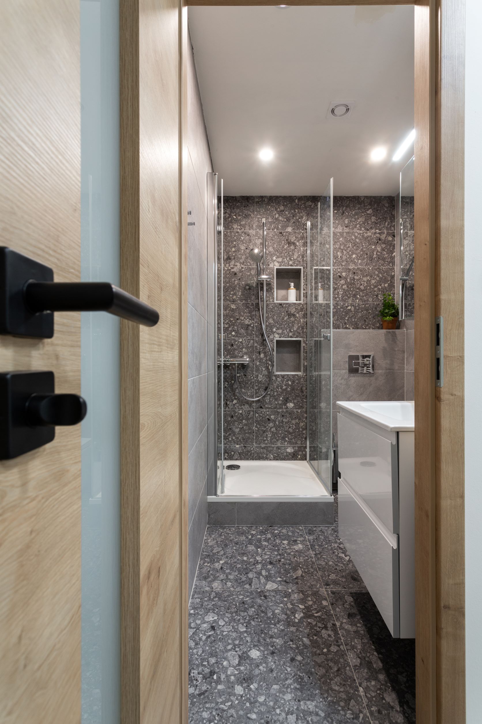 Interiérové dveře zet s prosklením v laminu deluxe dub sukatý do koupelny s černým kováním detail 