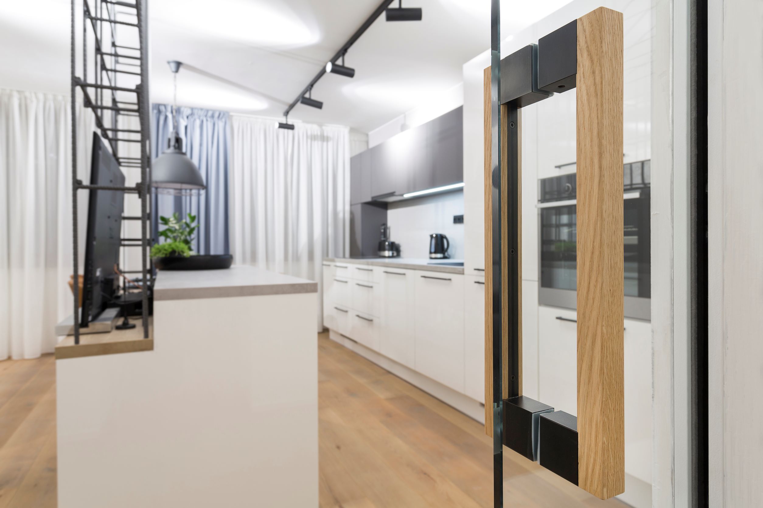 Interiérové dveře celoskleněné posuvné do pouzdra detail dřevěného kování v kuchyni 