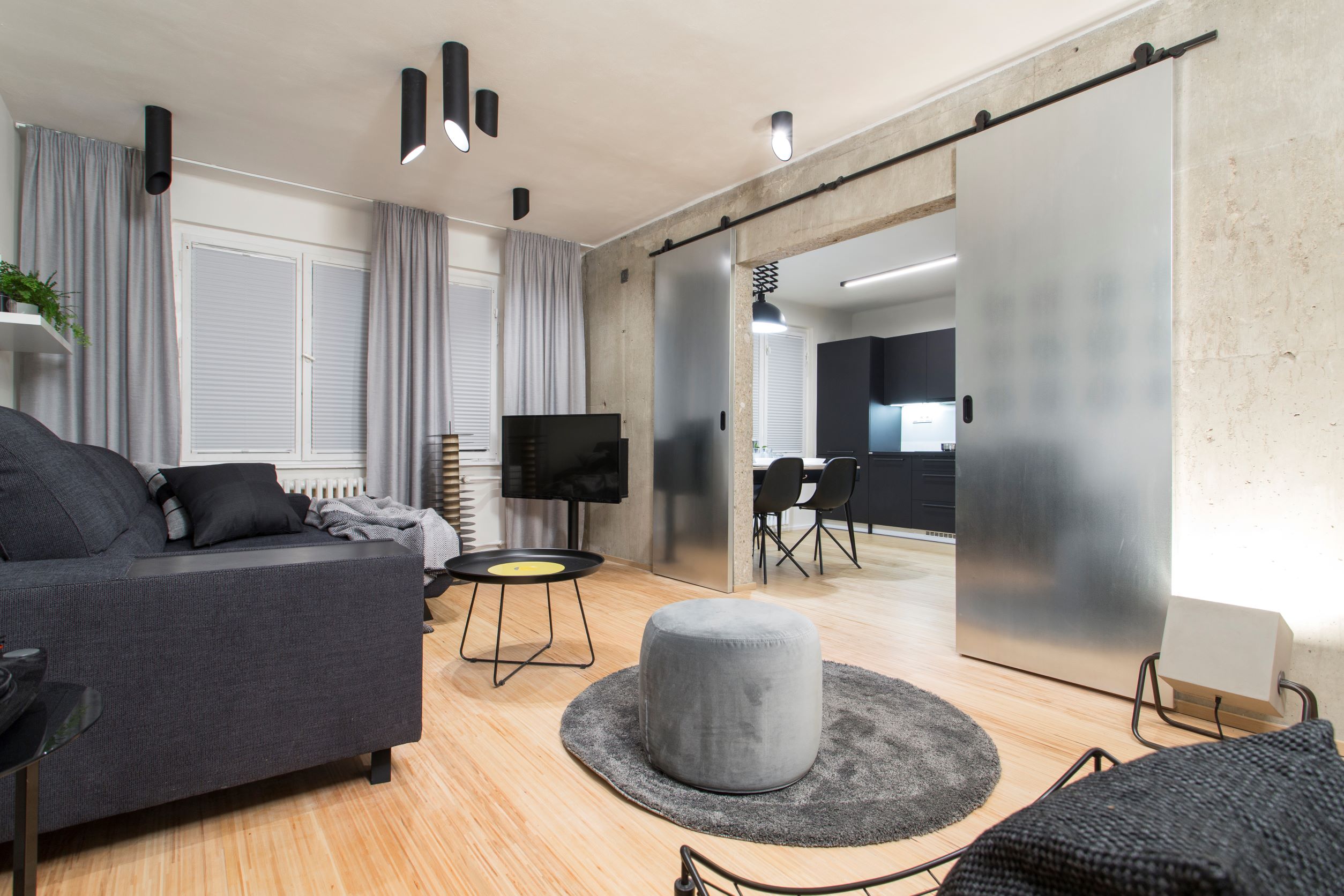 Interiérové dveře ocelové dvoukřídlé s černou mušlí v obývacím pokoji 